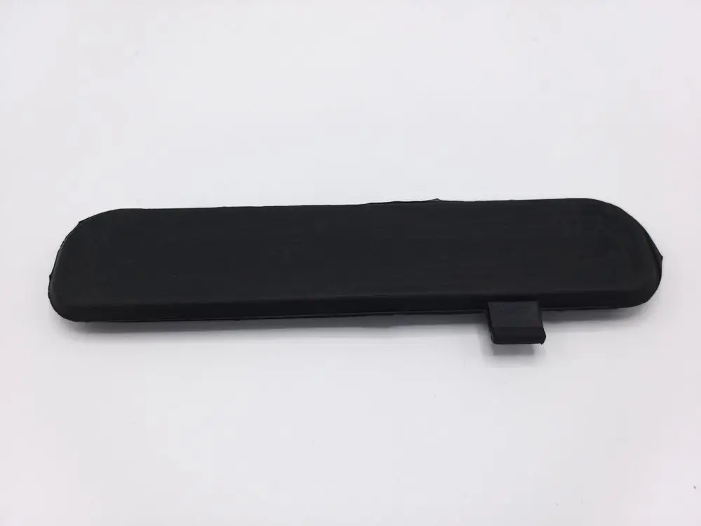Schwarze Blende mit abgerundeten Kanten und seitlichem Halteelement, verwendet in Remeha SCU-Box für die Abdeckung von Ausschnitten.